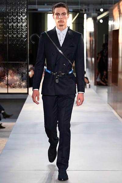 مجموعة Ricardo Tisci الأولى لدار Burberry... تصاميم راقية بلمسة جريئة